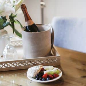 Seau à glaces avec champagne et fruits